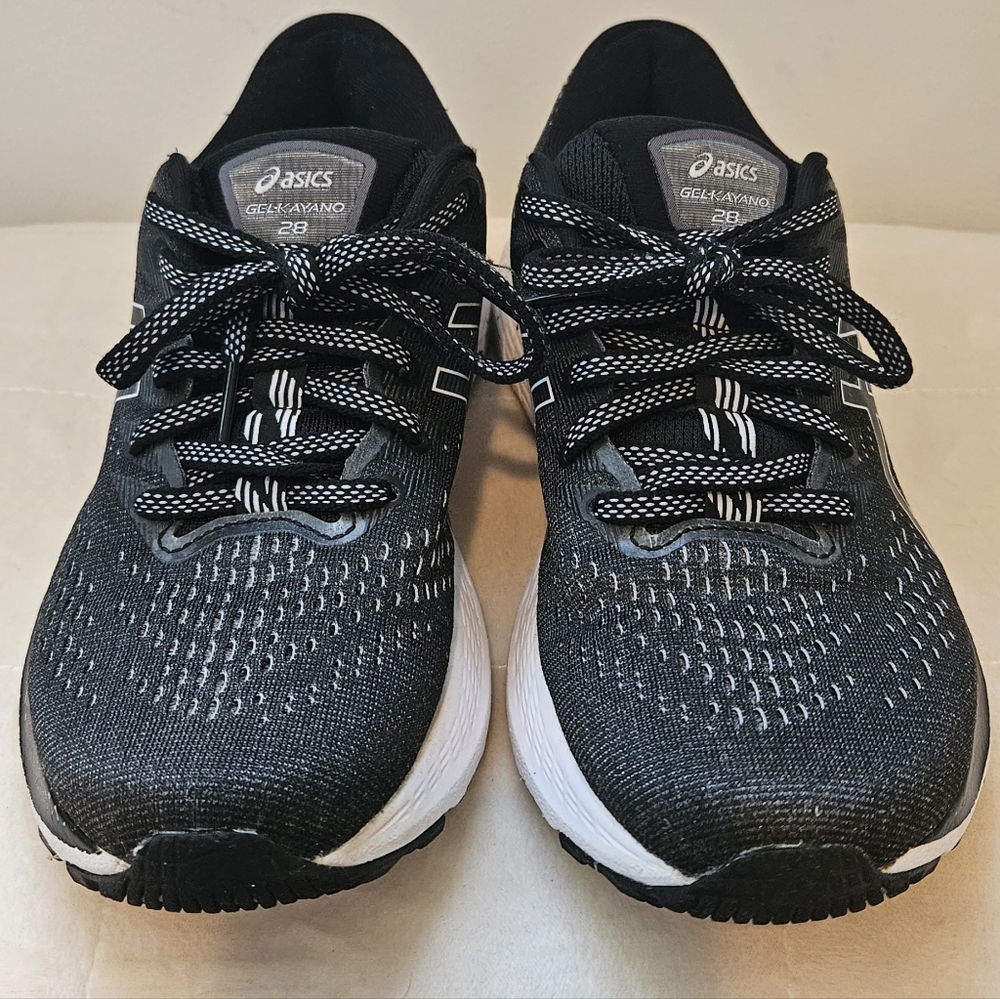Asics womens gel kayano 28 sneakers size 6 black and white
